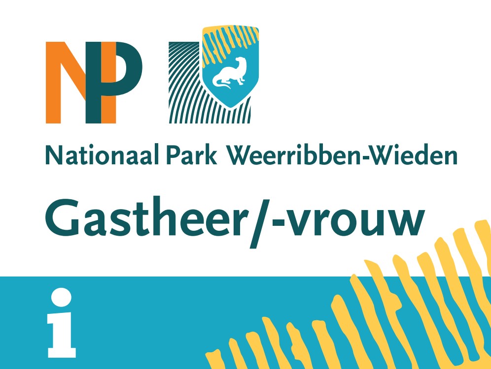 Logo van Nationaal Park Weerribben-Wieden met tekst "Gastheer/-vrouw" en informatie-icoon.