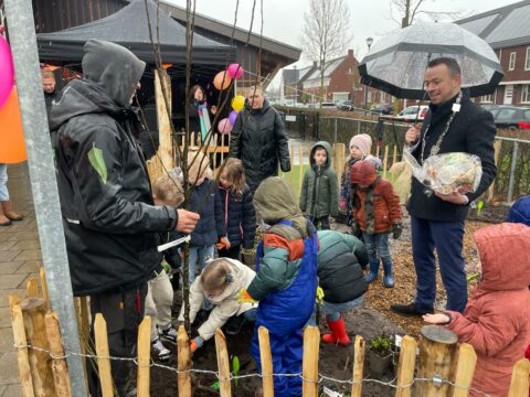 Burgemeester de Rouwe plant en open Voedselbosje in IJsselmuiden