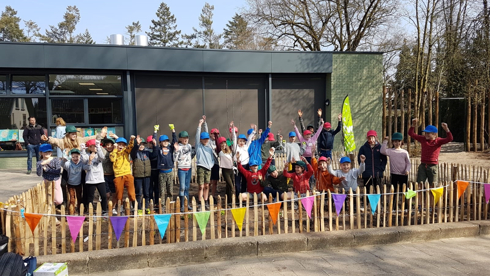 Leerlingen planten Voedselbosje De Zonheuvel