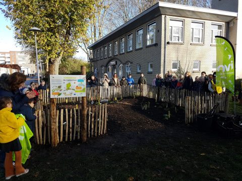 Leerlingen van Da Costaschool in Hoograven planten hun eigen voedselbosje