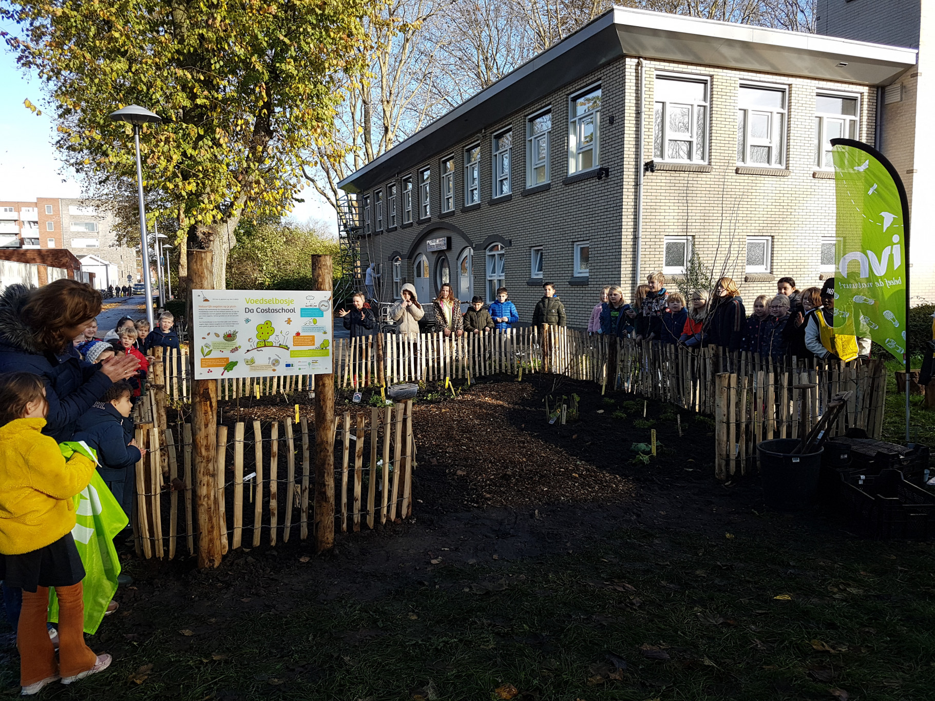Leerlingen van Da Costaschool in Hoograven planten hun eigen voedselbosje