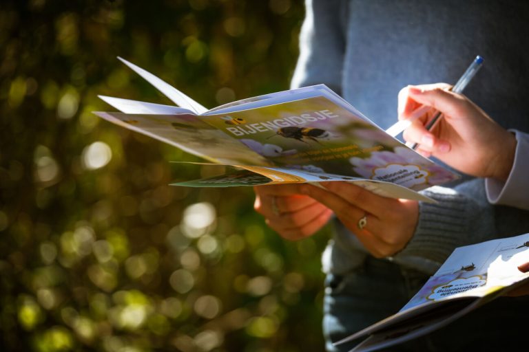 Een persoon houdt een 