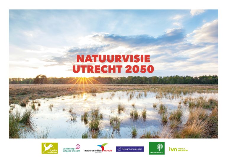 Moeraslandschap bij zonsopgang met tekst "Natuurvisie Utrecht 2050" en partnerslogo's onderaan.