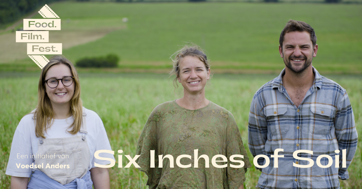 Drie mensen glimlachend in een groene weide met de tekst "Six Inches of Soil".