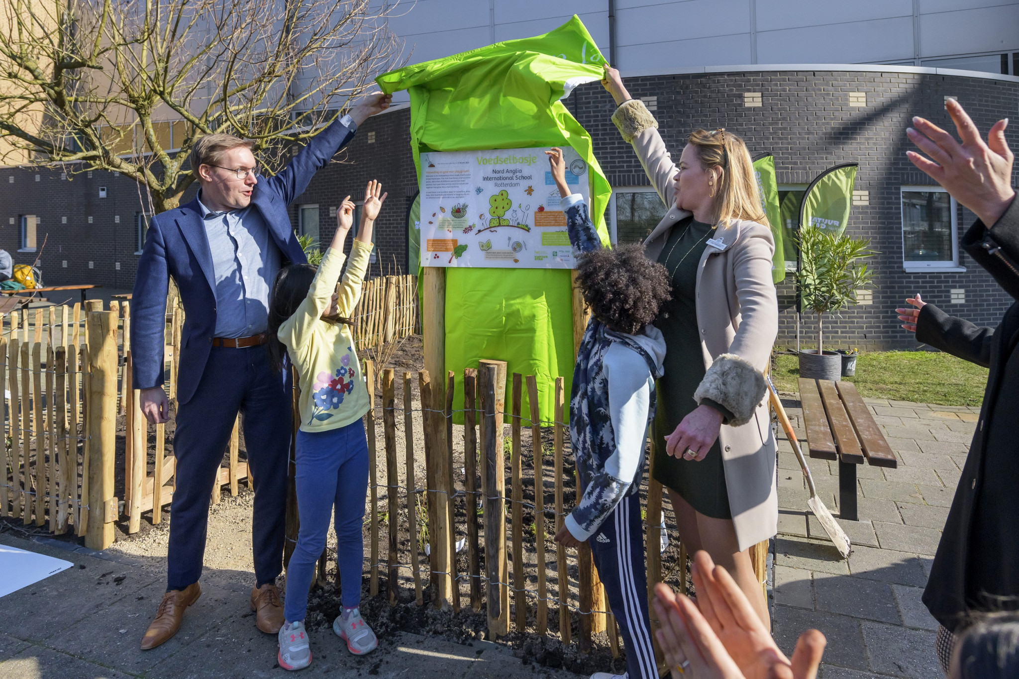 Wethouder Arno Bonte opent samen met leerlingen eerste Voedselbosje op schoolplein Nord Anglia ISR