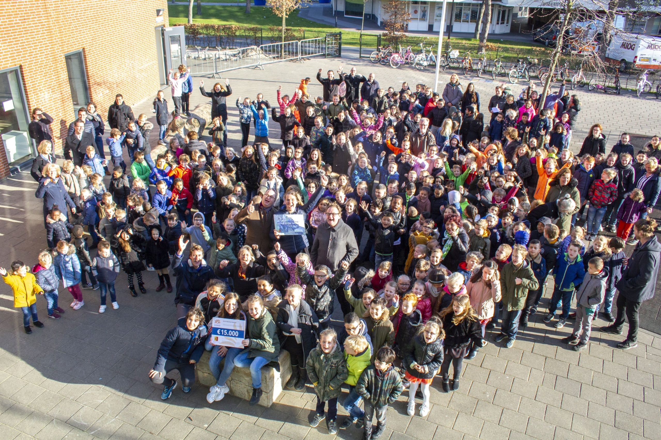 Voucher themafonds Groenblauwe Schoolpleinen Zuid-Holland uitgereikt aan OKC de Westhoek in Maassluis