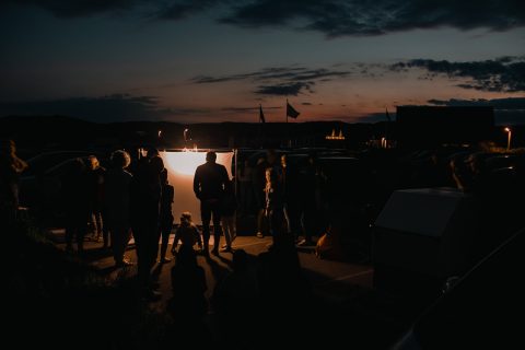 Recreanten ontdekken nachtvlinders op de camping