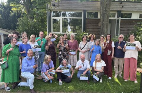 Foto van natuurgidsen die het diploma omhooghouden, dat ze in 2026 hebben behaald.
