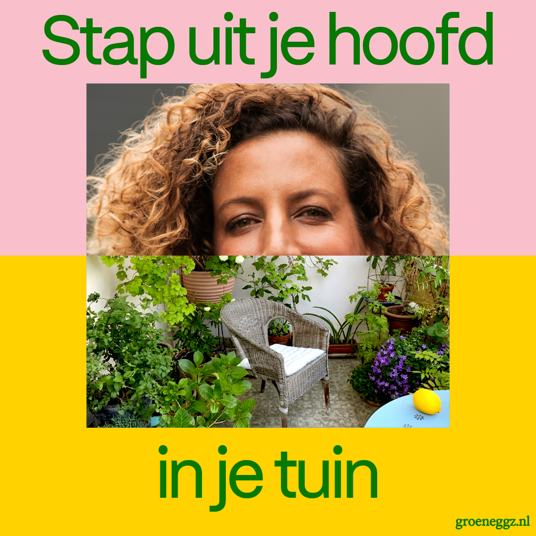 Vrouw met krullen, groene tuin, witte stoel, tekst: "Stap uit je hoofd in je tuin".