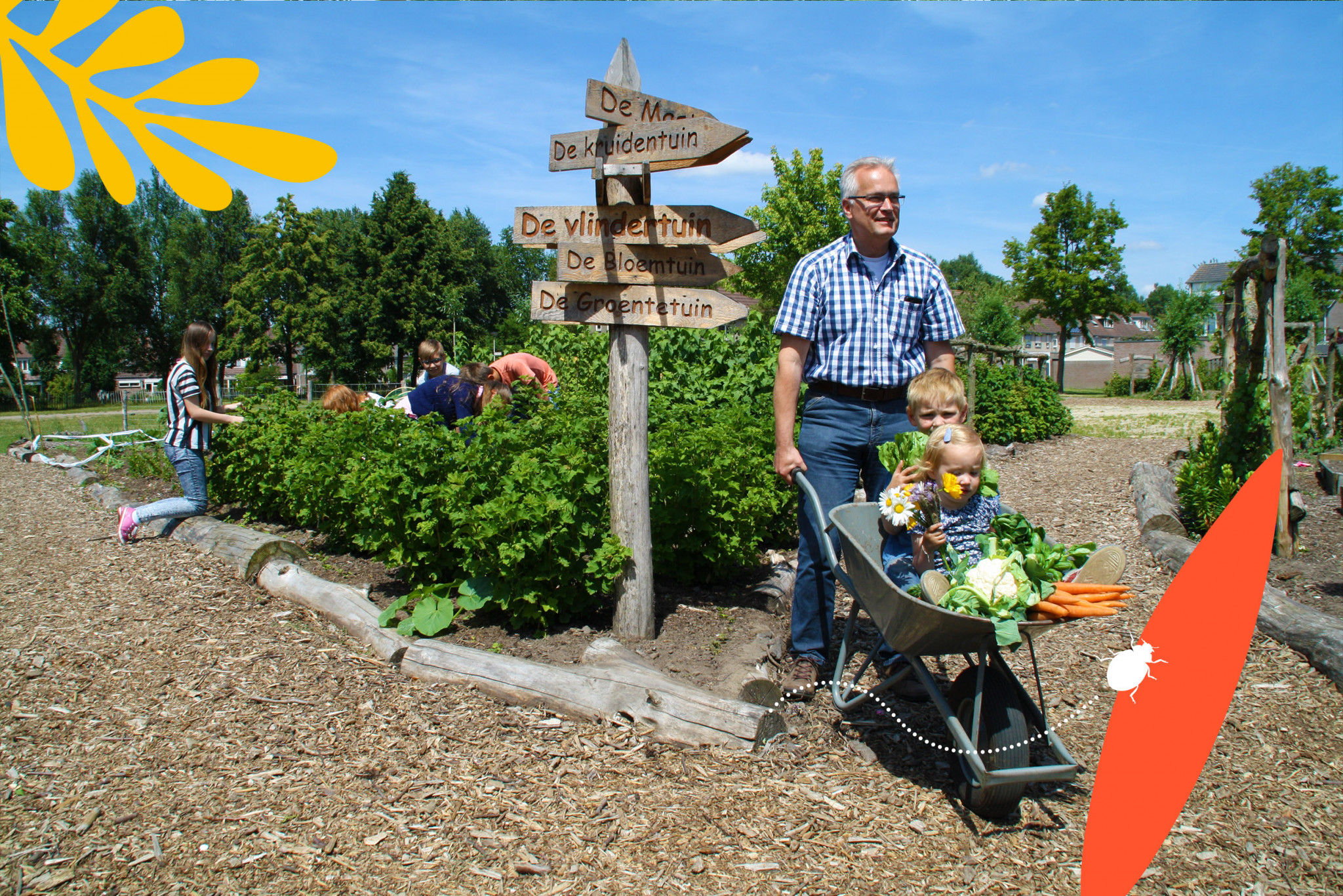Man duwt kruiwagen met kinderen in groentetuin, naast houten wegwijzer, zonnige dag.