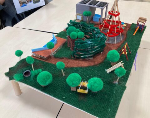 Een maquette van een klimaatadaptief schoolplein.