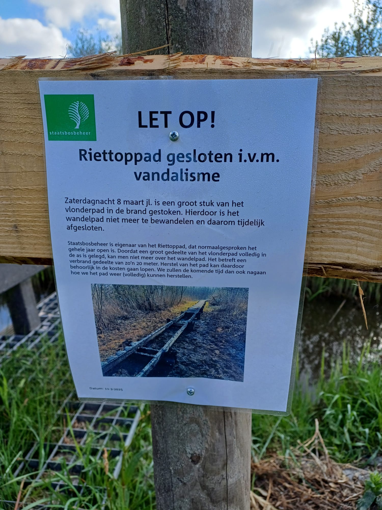Waarschuwingsbord: Riettoppad tijdelijk gesloten wegens vandalisme en brandschade aan het vlonderpad.
