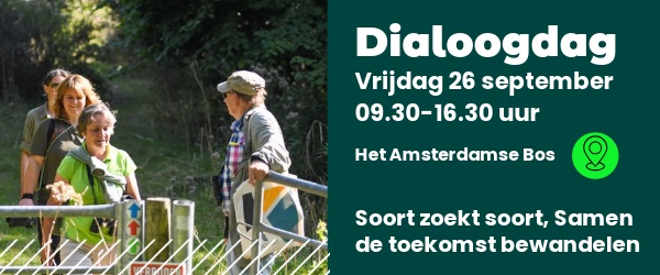 Mensen wandelen in het bos; tekst over Dialoogdag in het Amsterdamse Bos op 26 september.