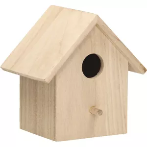 Houten vogelhuisje met schuin dak en rond ingangsgat op een witte achtergrond.