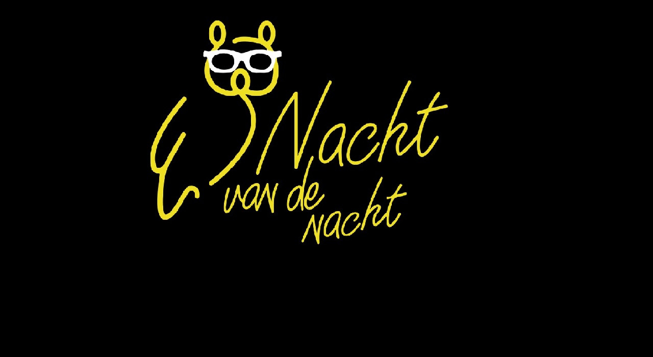 Stijlvolle gele tekst "Nacht van de Nacht" met een bril op zwarte achtergrond.