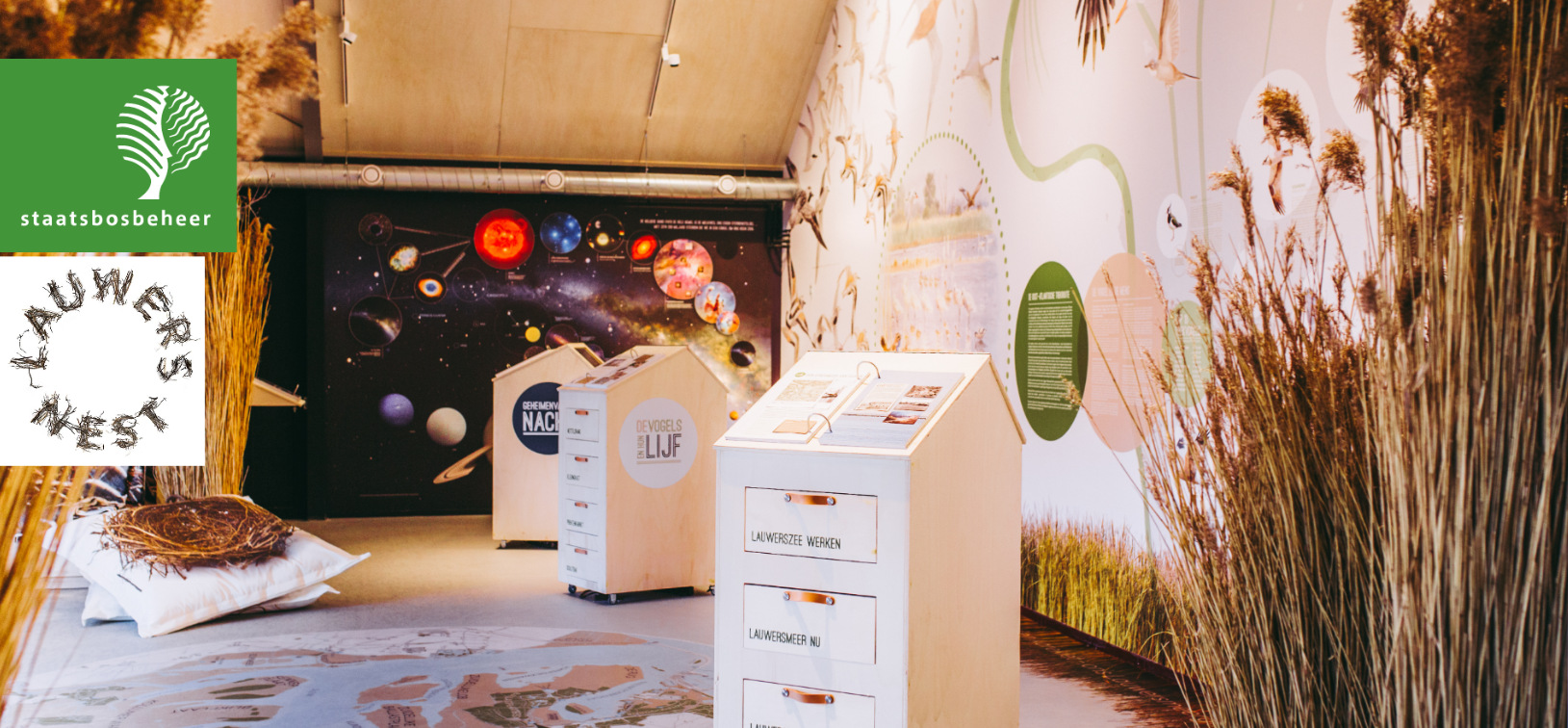 Expositie met interactieve elementen over sterren en vogels, met logo's van Staatsbosbeheer en Lauwersnest.
