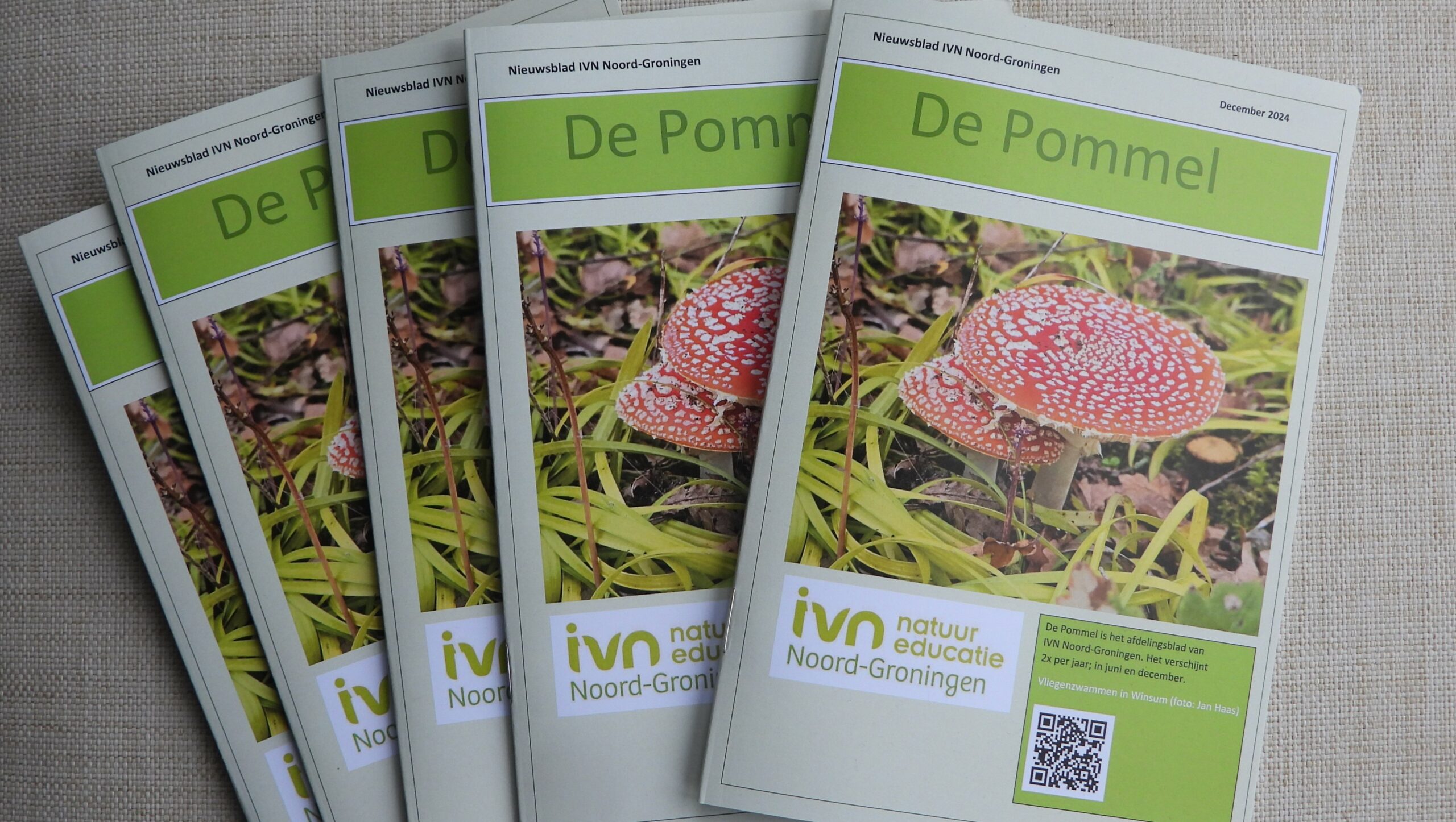 Zes exemplaren van het natuurblad "De Pommel" met foto van vliegenzwammen op de cover.