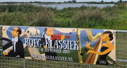 Banner voor festival Roeg Klassiek 2025, met muzikanten en natuur op de achtergrond.