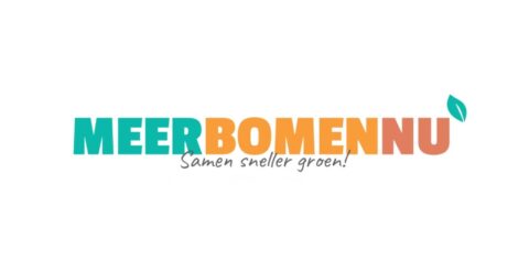 Logo "Meer Bomen Nu" in blauwe en oranje letters, met de tekst "Samen sneller groen!" en een blad.
