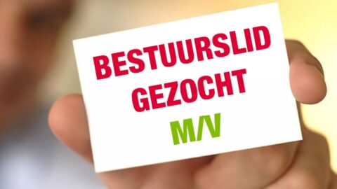Visitekaartje met tekst "BESTUURSLID GEZOCHT M/V" in rode en groene letters.