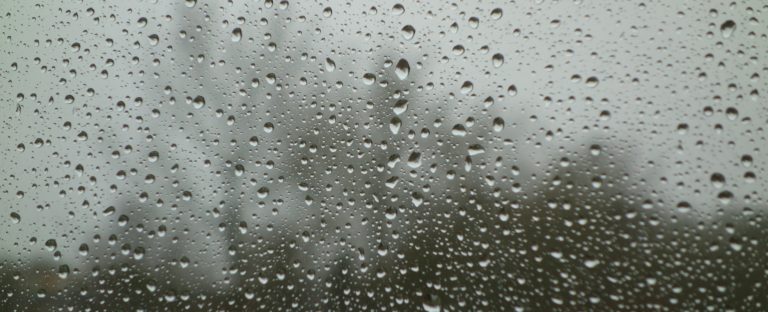 regendruppels op een raam