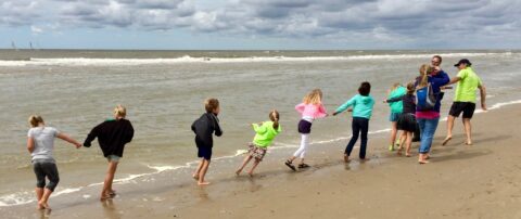 Foto van een groep kinderen die aan het korren zijn