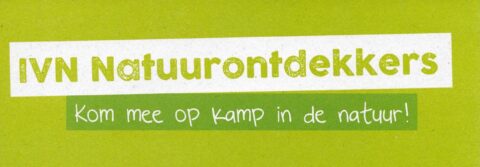 Tekst op groene achtergrond: "IVN Natuurontdekkers, Kom mee op kamp in de natuur!"