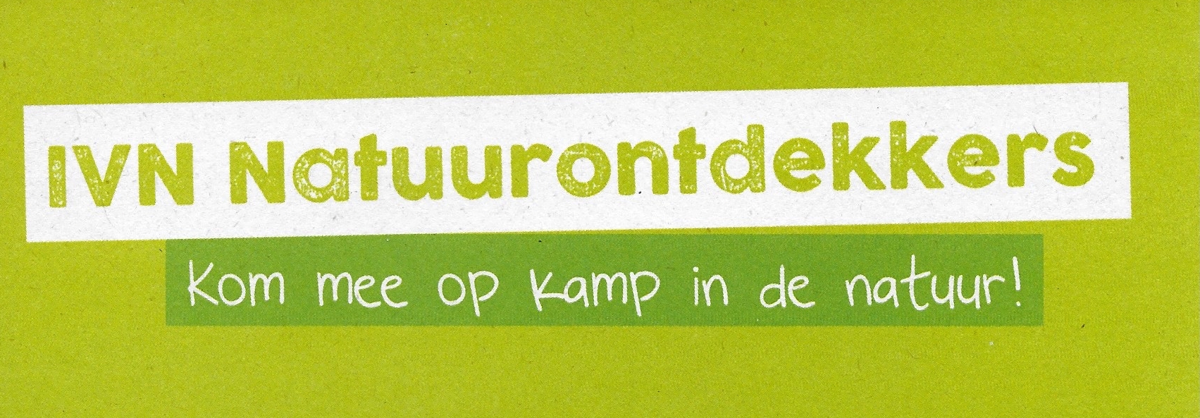 Tekst op groene achtergrond: "IVN Natuurontdekkers, Kom mee op kamp in de natuur!"