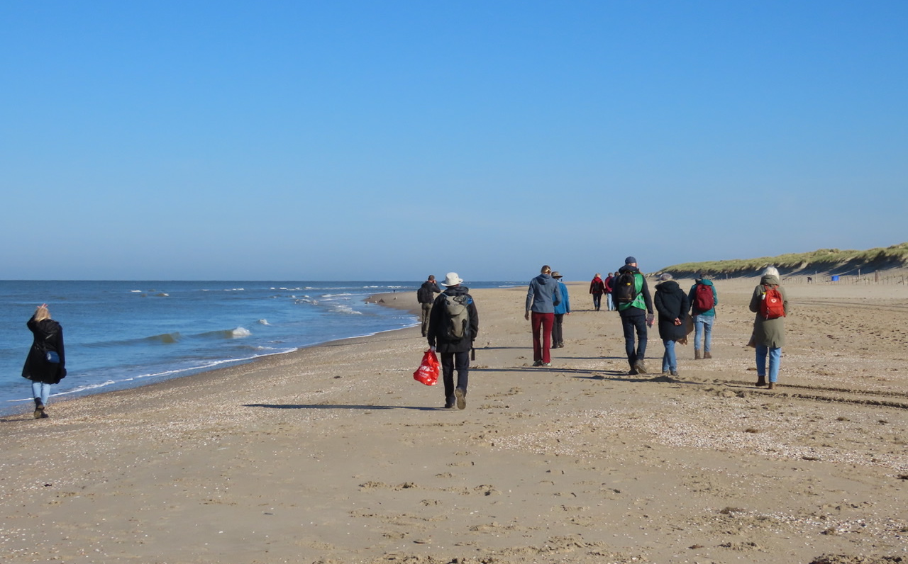 Wandelende mensen over het strand