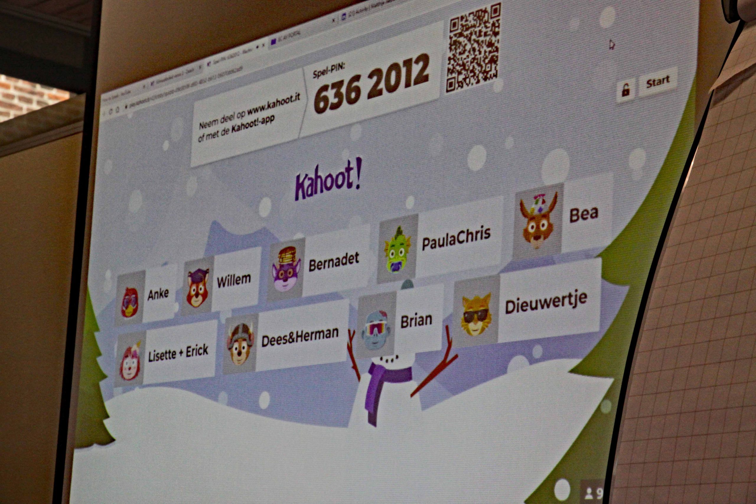 Projectiescherm met Kahoot!, spel-PIN 6362012 en deelnemersnamen met avatars.