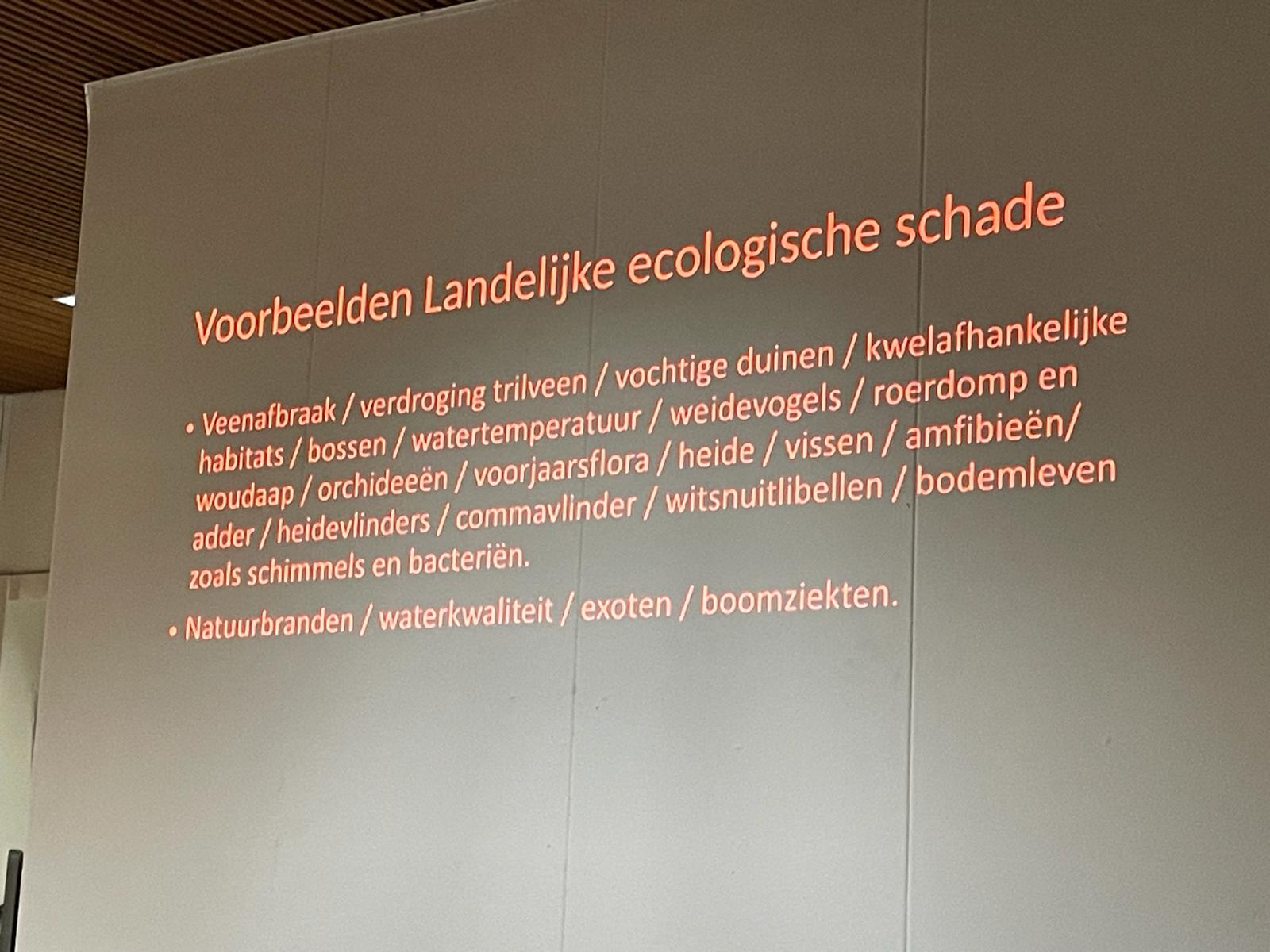 Presentatie over landelijke ecologische schade, met voorbeelden van veenafbraak en natuurbranden.