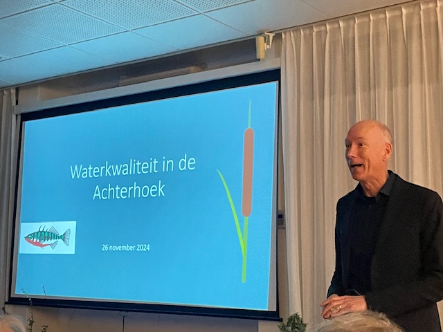 Man presenteert voor een dia over waterkwaliteit in de Achterhoek, 26 november 2024.