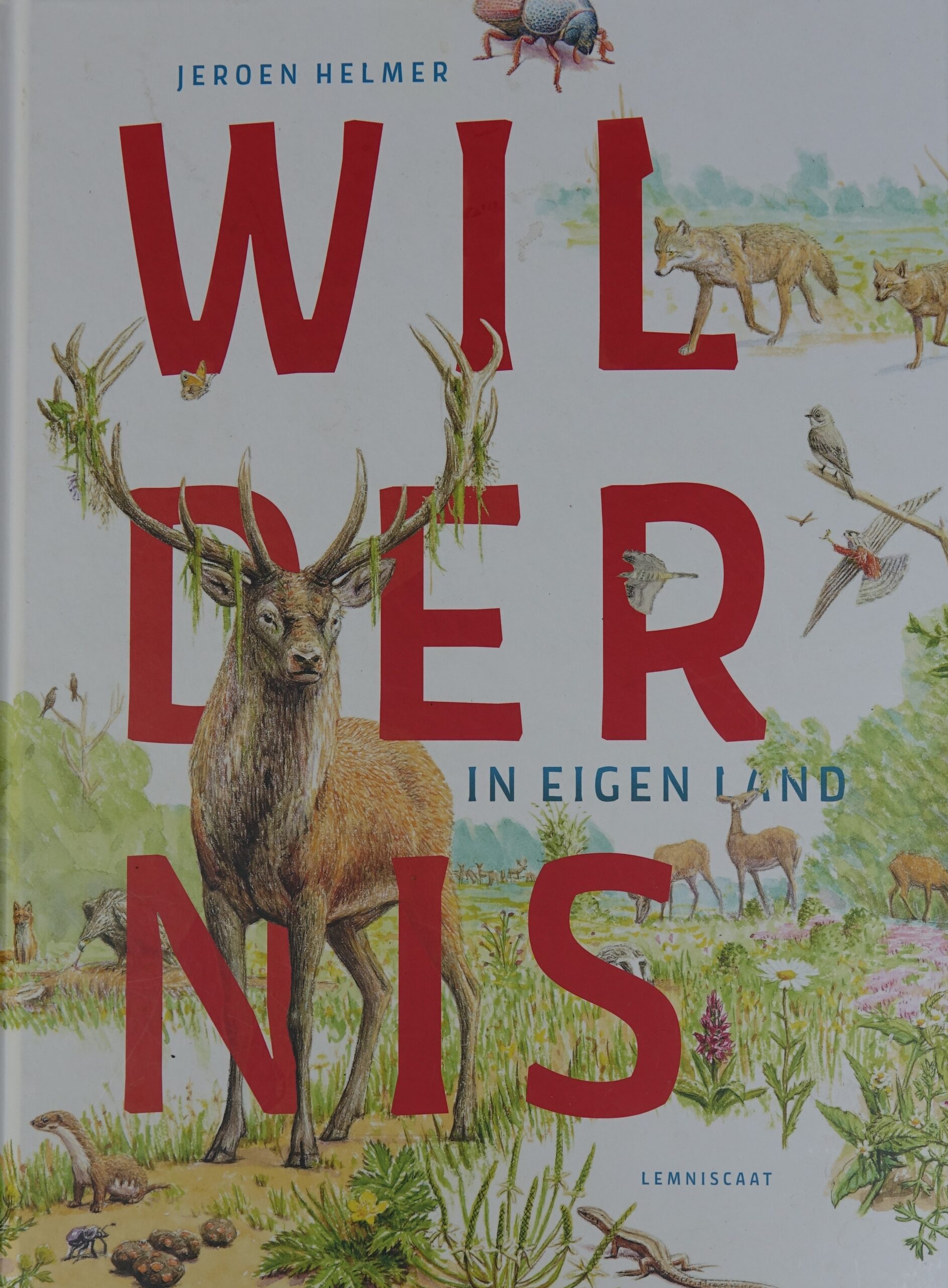 Boekcover met een hert en dieren over de tekst "Wildernis in eigen land".
