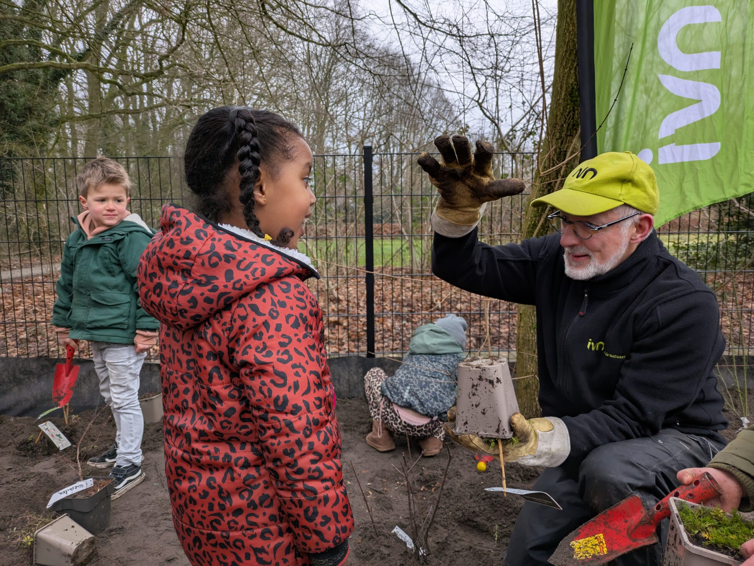 voorzitter helpt mee met aanleg voedselbosje