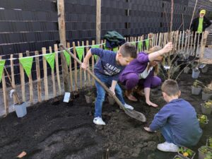 Kinderen planten voedselbosje bij basisschool