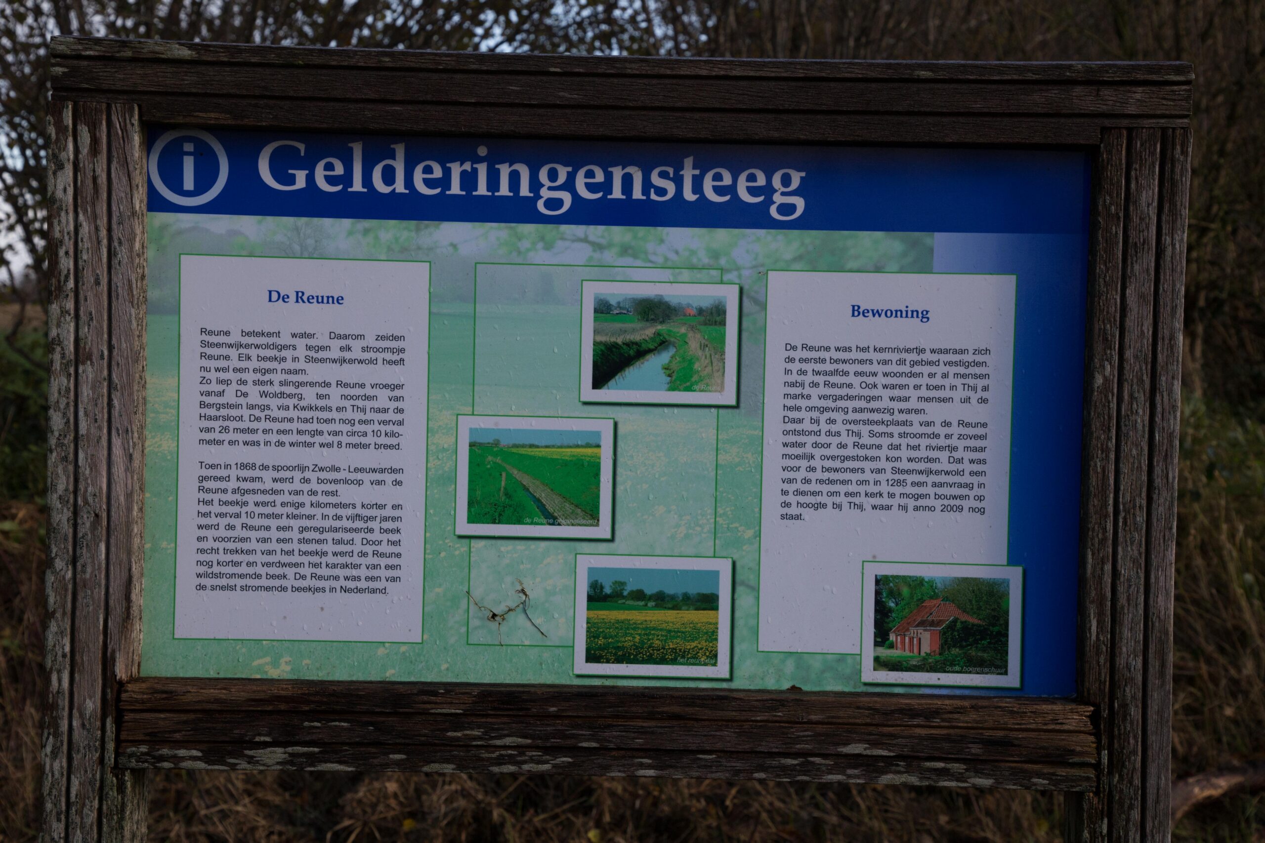 Informatiebord met tekst en foto's over De Reune en bewoning bij Gelderingensteeg.