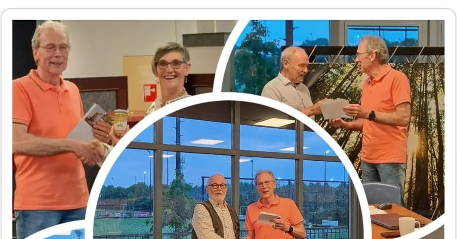 Mensen wisselen documenten uit bij een raam met uitzicht op een sportveld.