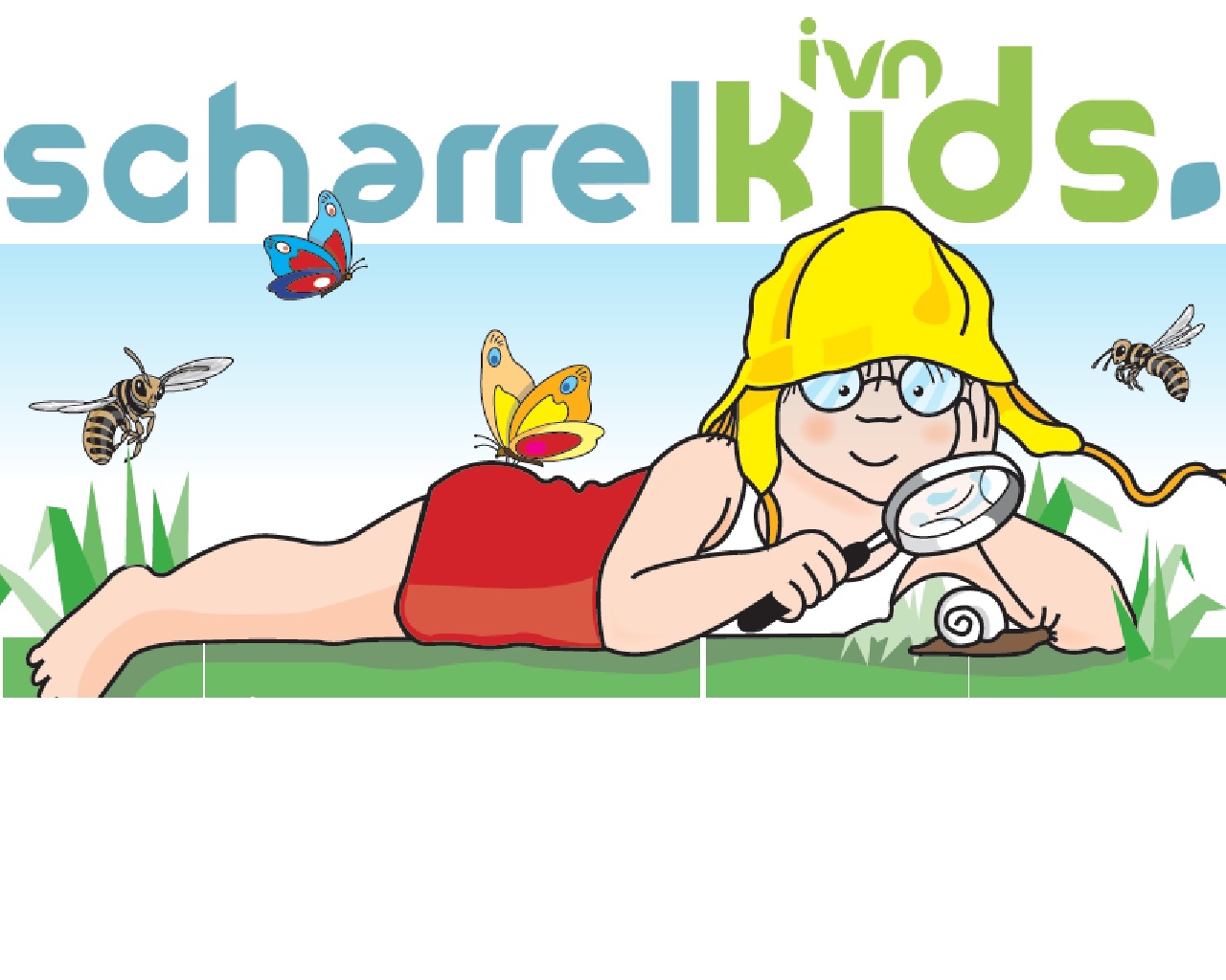 Een kind met een loep bestudeert een slak, bijen en een vlinder in gras. Tekst: "scharrelkids".
