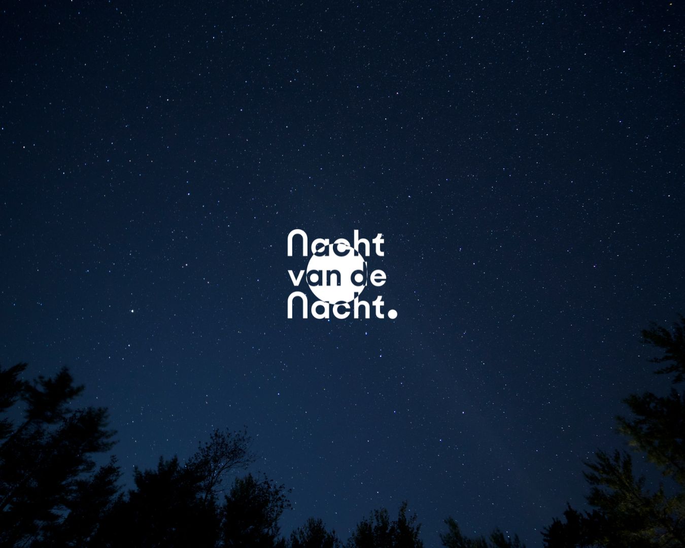 Sterrenhemel met de tekst "Nacht van de Nacht" boven silhouetten van bomen.