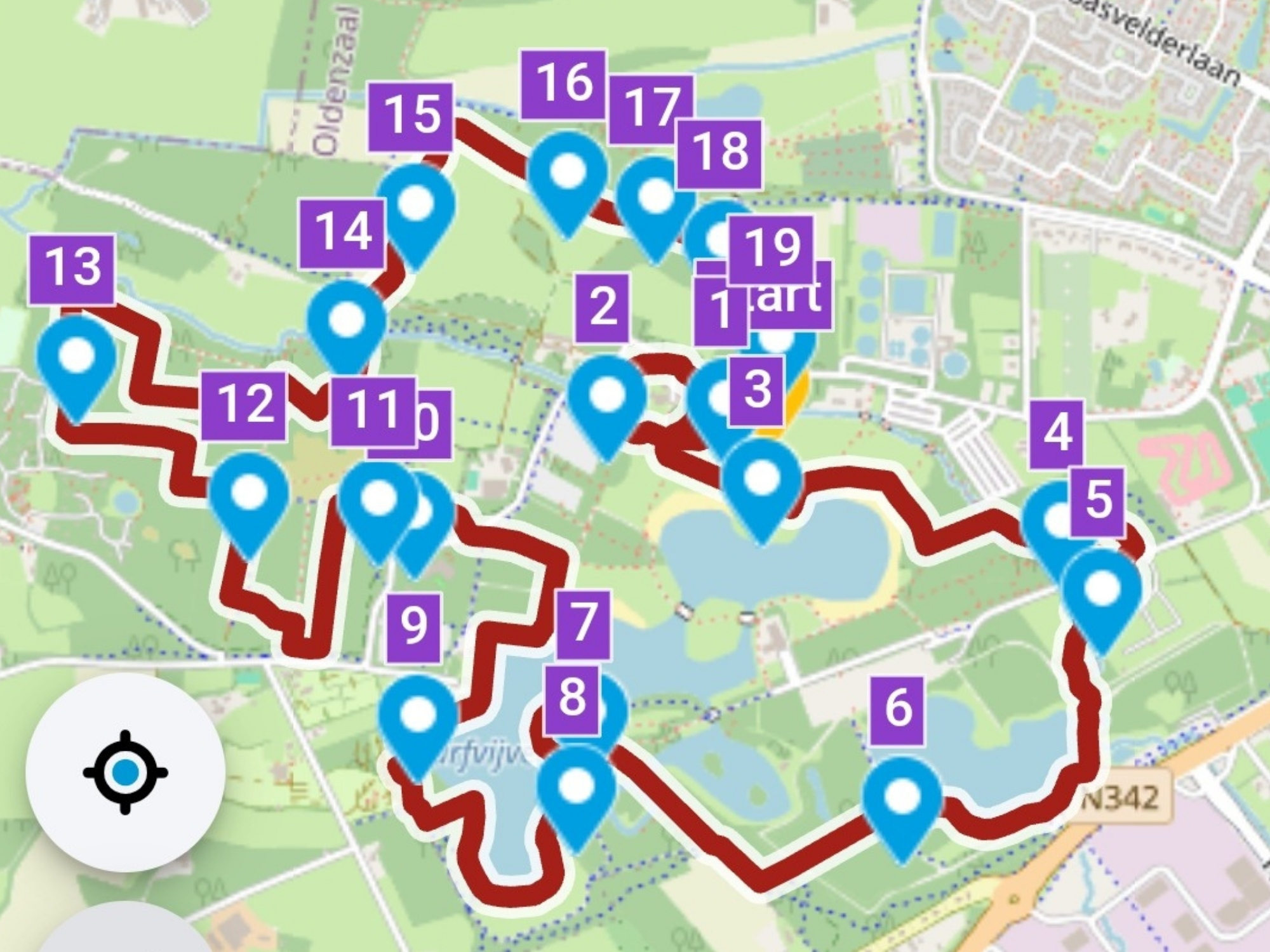 Kaart met een wandelroute aangeduid in rood, genummerde blauwe markeringen en een startpunt.