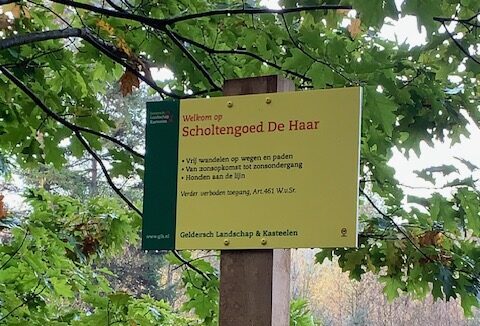 Informatiebord Scholtengoed De Haar, regels voor toegang en honden aan de lijn.