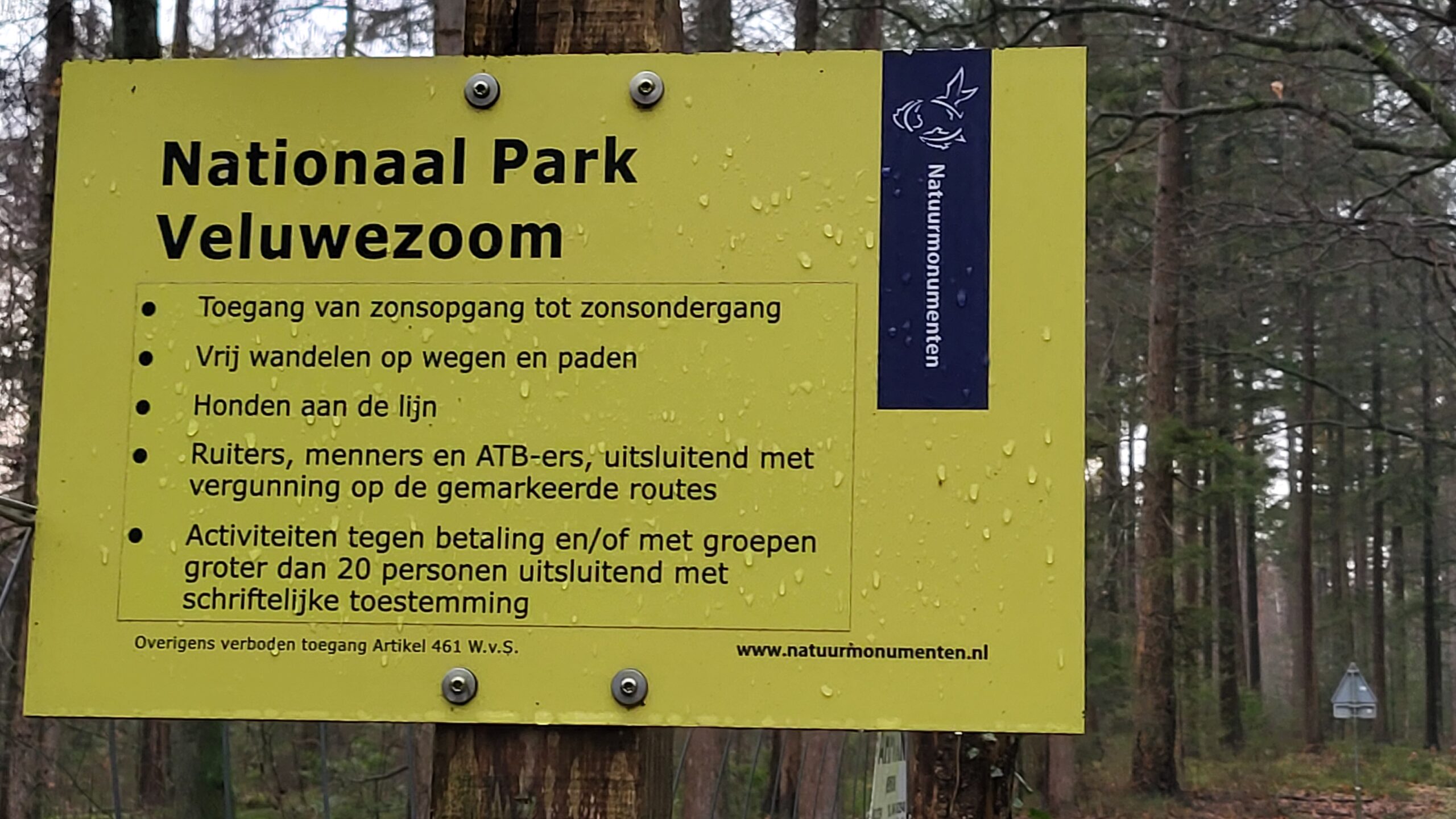 Bord bij ingang Nationaal Park Veluwezoom met regels voor toegang en gebruik van het park.