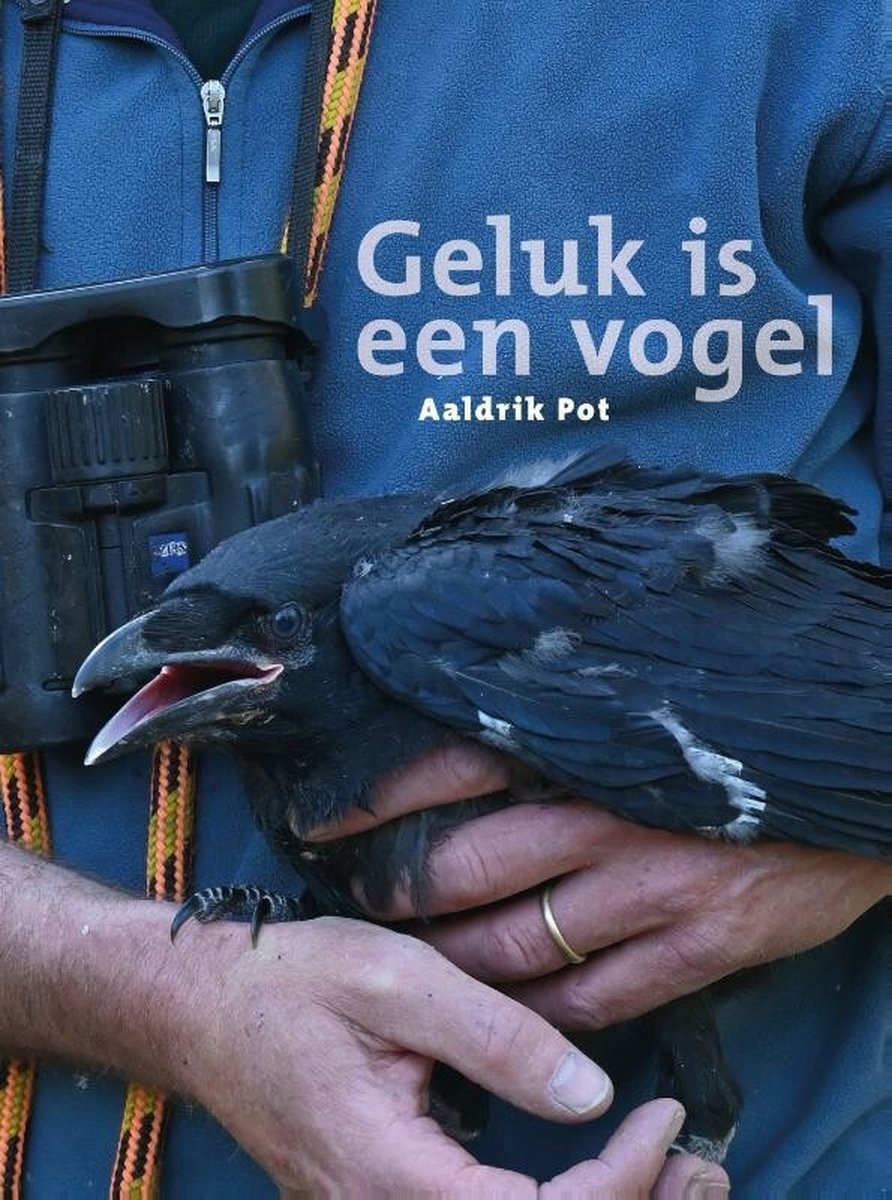 Man houdt een jonge kraai vast; tekst: "Geluk is een vogel" van Aaldrik Pot.