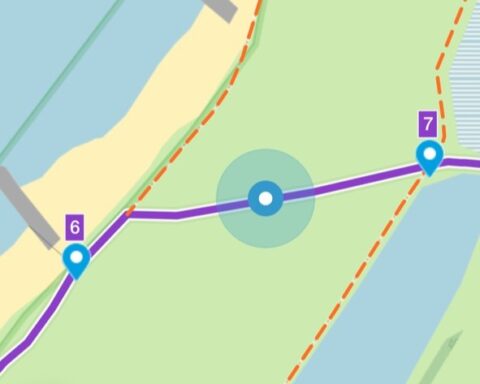 Kaart met paarse route en oranje stippenlijn langs water, gemarkeerd met punten 6 en 7.