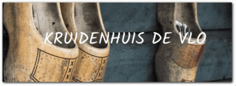 Houten klompen met tekst "Kruidenhuis de Vlo" op een blauwe achtergrond.