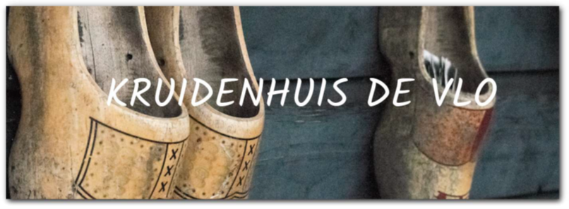 Houten klompen met tekst "Kruidenhuis de Vlo" op een blauwe achtergrond.