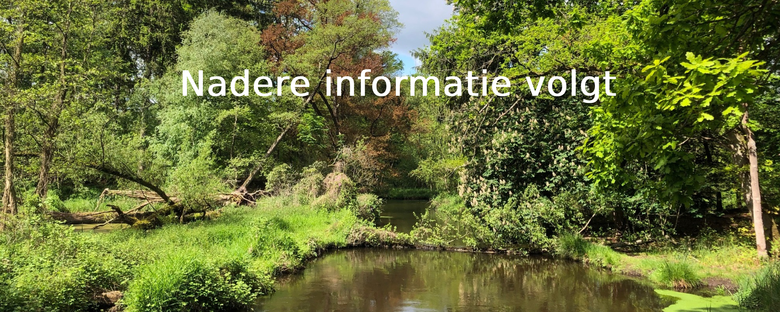 Bosrijke omgeving met een kronkelende rivier en tekst "Nadere informatie volgt".