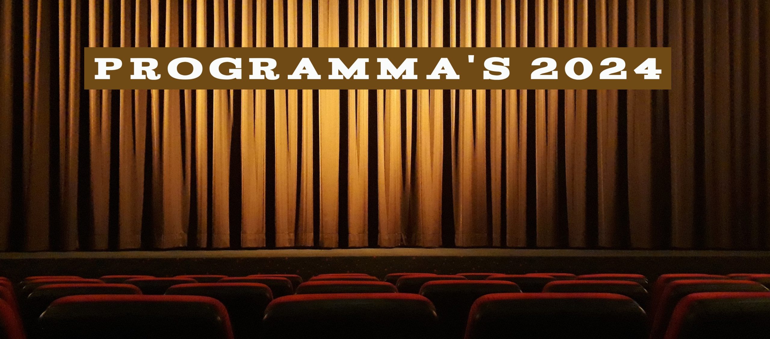 Theatergordijn met tekst "Programma's 2024" erboven. Rijen lege rode stoelen.