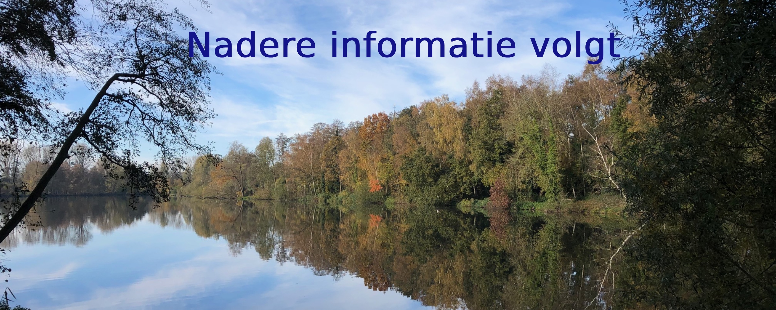 Meer informatie volgt, tekst over een herfstlandschap met bomen weerspiegeld in water.