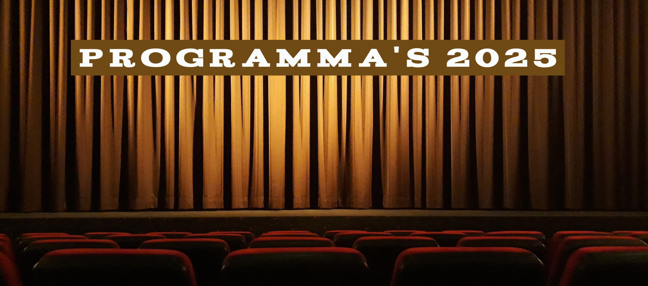 Theatergordijn met tekst "Programma's 2025" erboven; lege rood-zwarte stoelen vooraan.